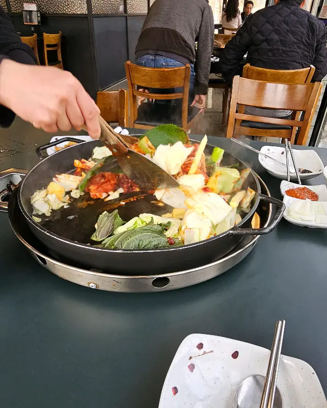 직원분이 닭갈비를 굽는 모습