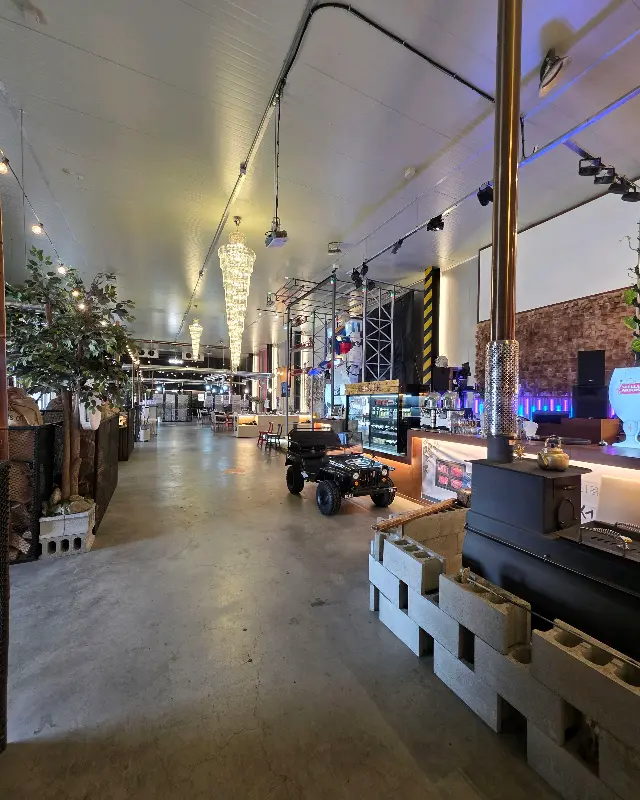 넓고 독특한 인테리어가 돋보이는 한우공장1979의 내부 전경