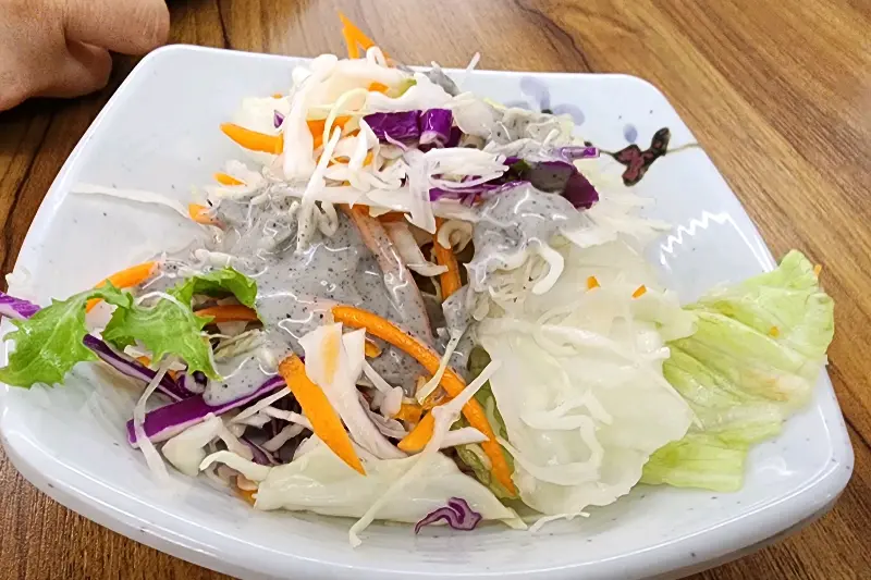 신선한 채소와 드레싱이 조화로운 샐러드