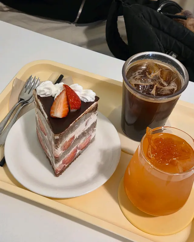 딸기 요거트 케이크와 아메리카노