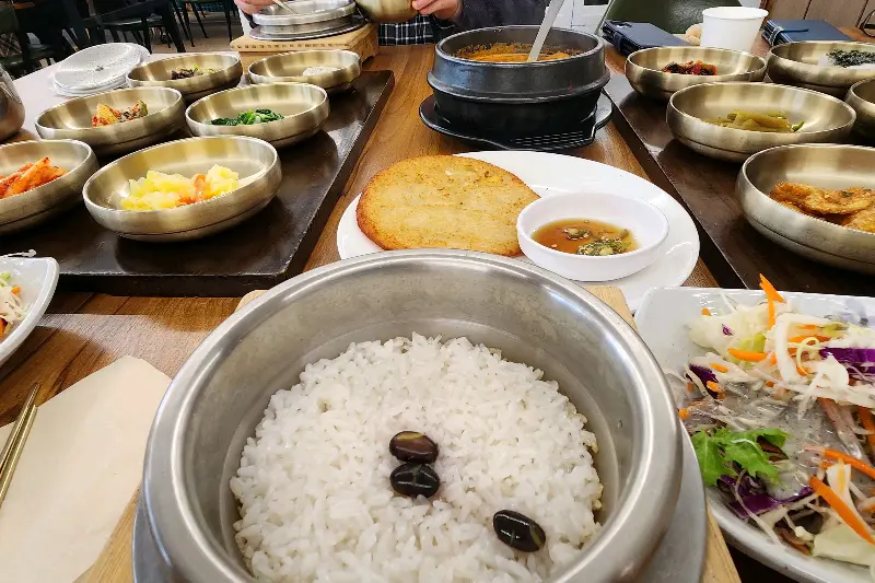 윤기가 흐르는 돌솥밥