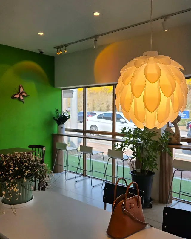 카페 내부 조명