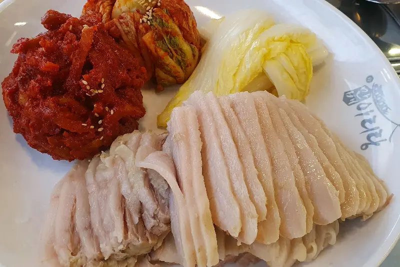 가브리살 보쌈과 김치를 함께 담은 접시