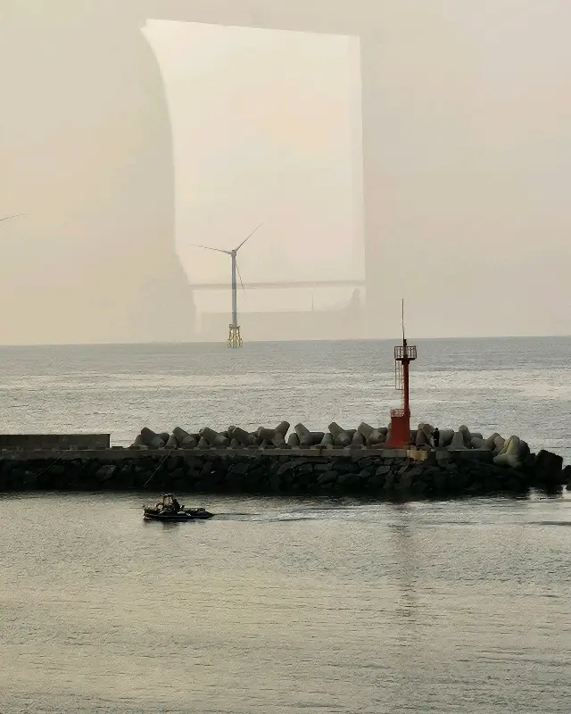 바다 위에 떠 있는 풍력 발전기