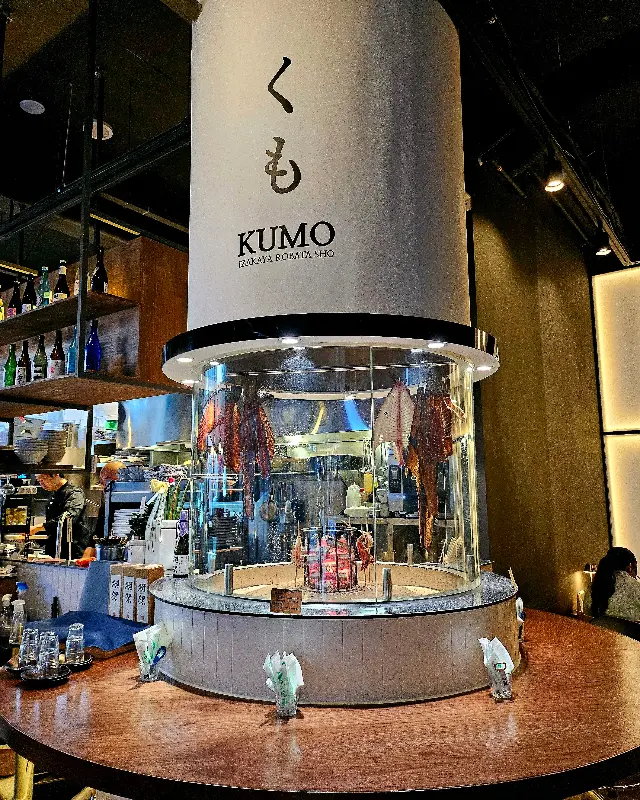 쿠모 이자카야의 중앙에 위치한 수조와 이로리