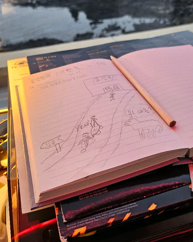 손글씨 낙서가 가득한 노트