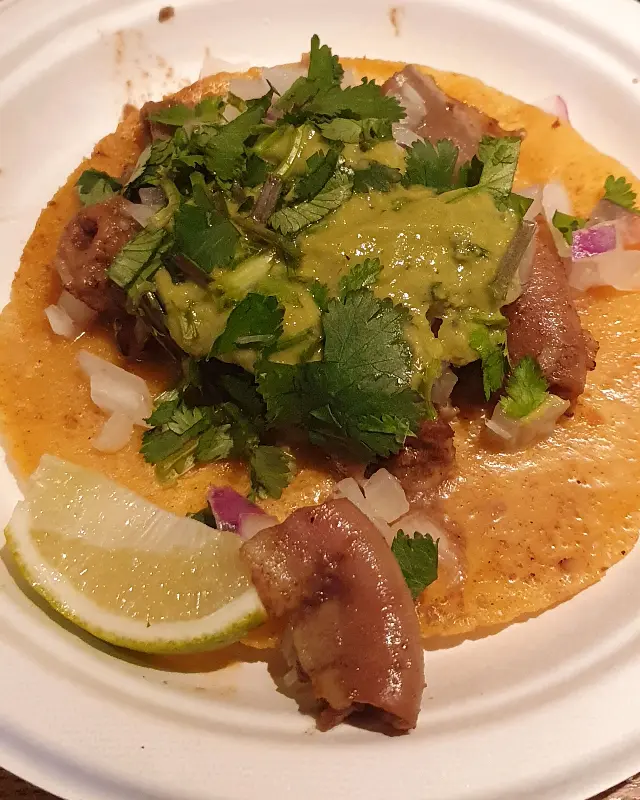 아보카도가 올라간 비리아 타코