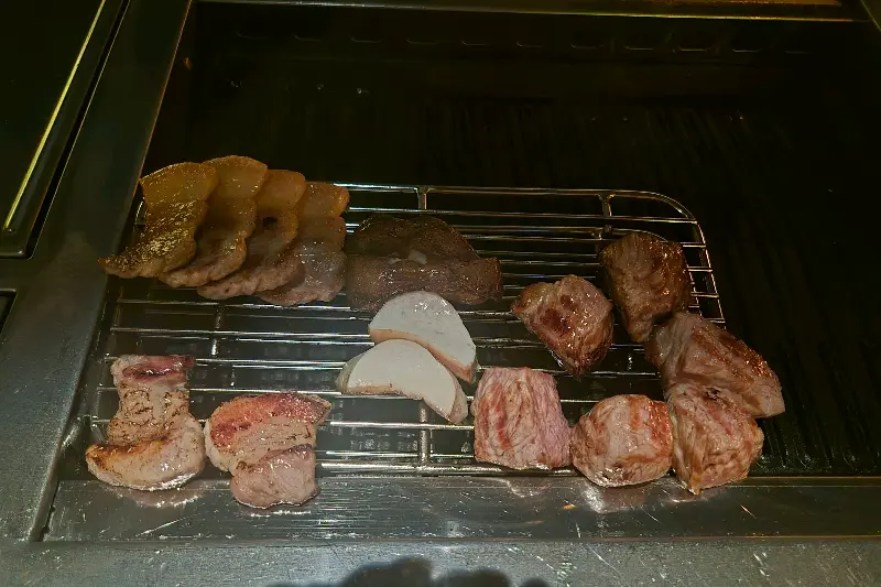 정갈하게 구워진 흑돼지 오마카세