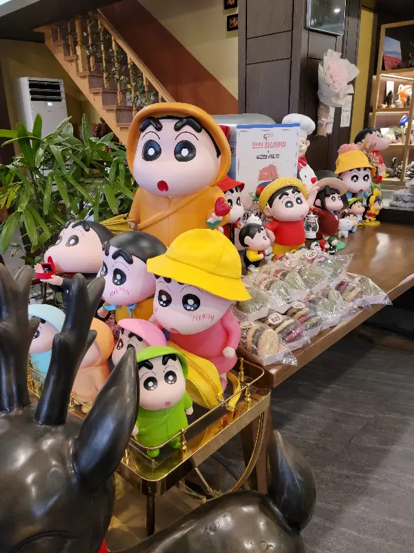 다양한 짱구 캐릭터 인형들이 빵집을 장식하고 있다.