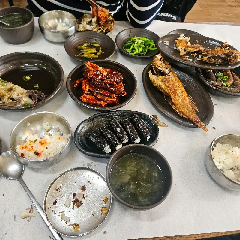 맛있는 음식들로 가득 찬 식탁