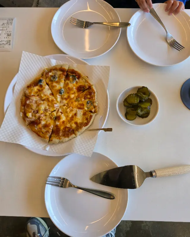 피자와 피클이 놓여있는 테이블