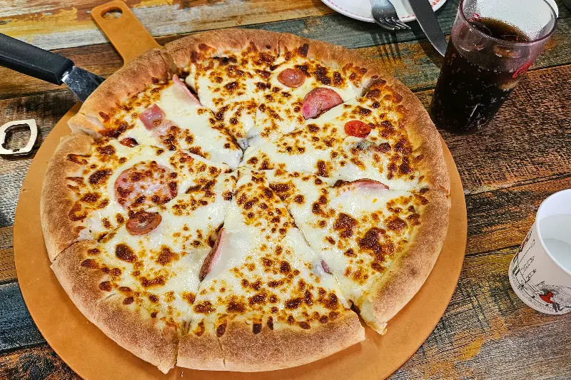 치즈가 듬뿍 토핑된 피자의 모습