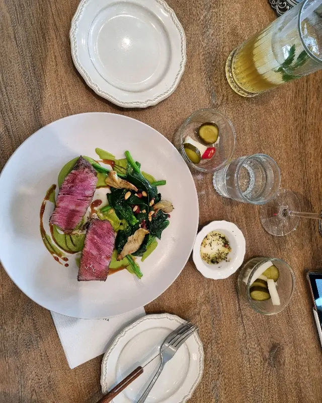 비프 앤 루꼴라 샐러드