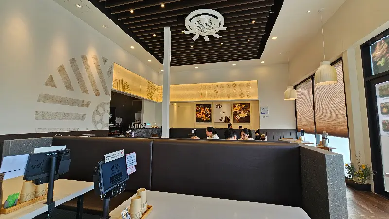 넓고 깔끔한 매장 내부