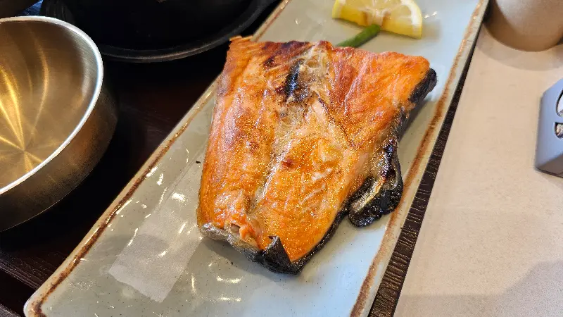 윤기가 흐르는 연어구이