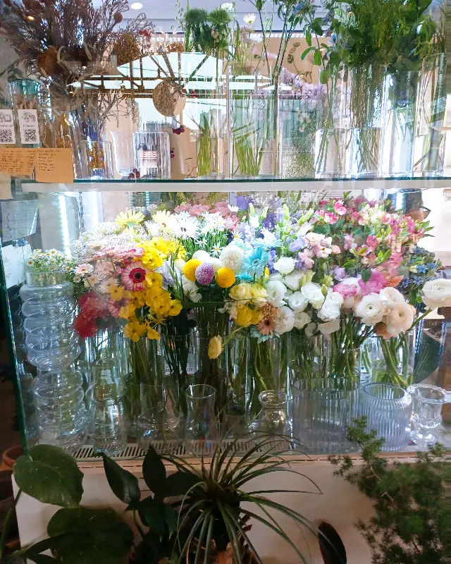 냉장고 안의 다양한 생화들