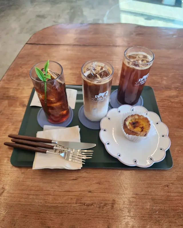 음료와 타르트가 놓여있는 쟁반