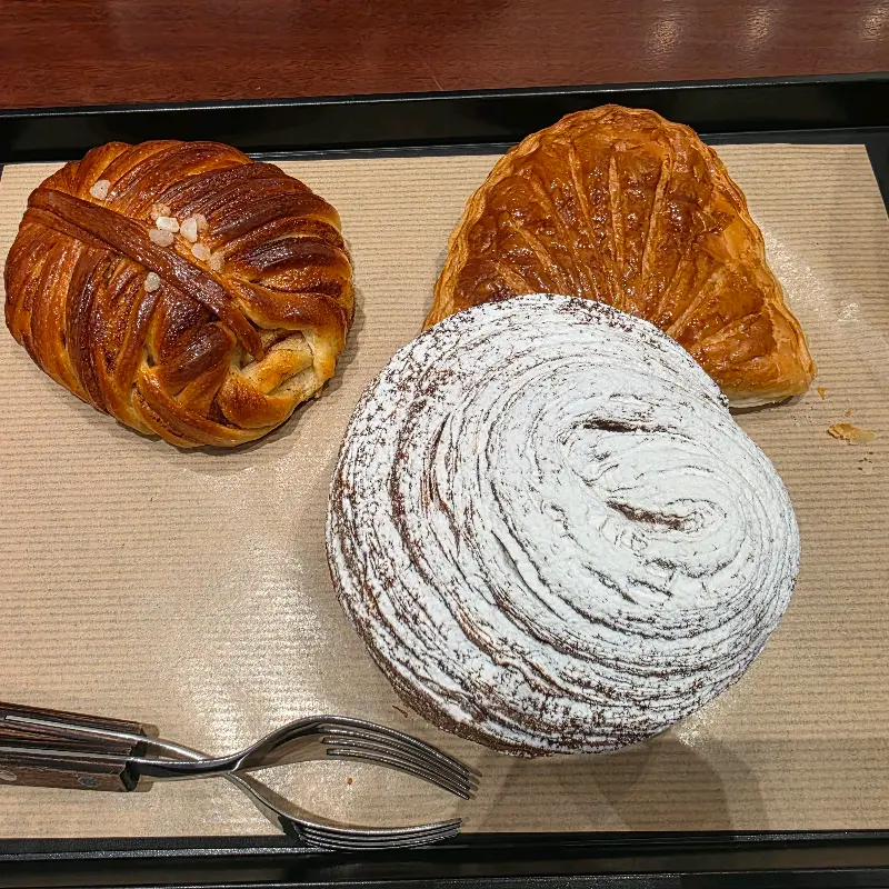 쟁반 위에 놓인 빵 세 종류