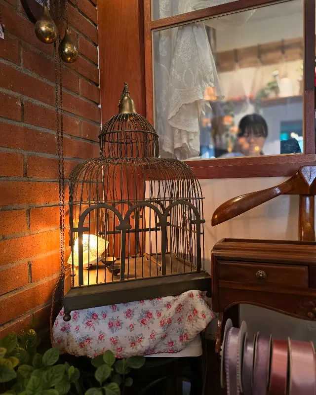 카페 곳곳을 장식한 아기자기한 소품들