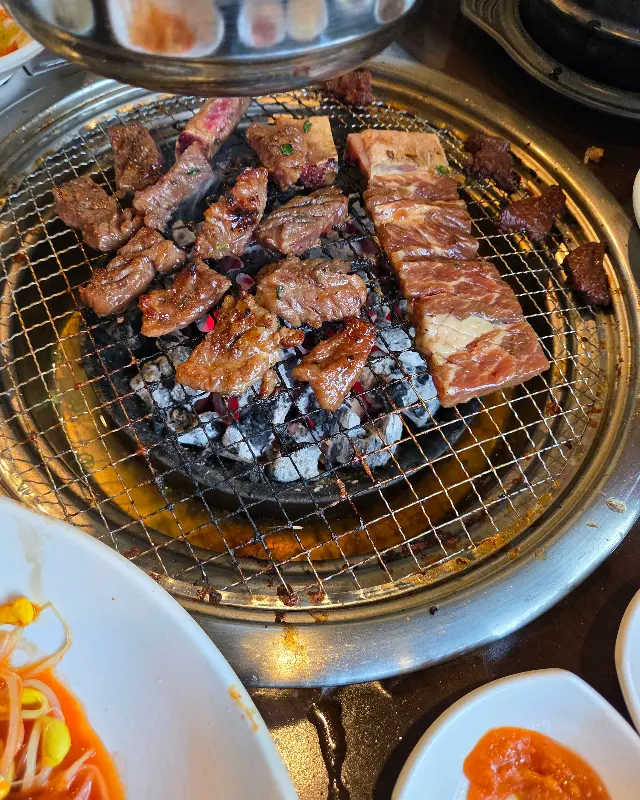 숯불 위에 구워지는 갈비