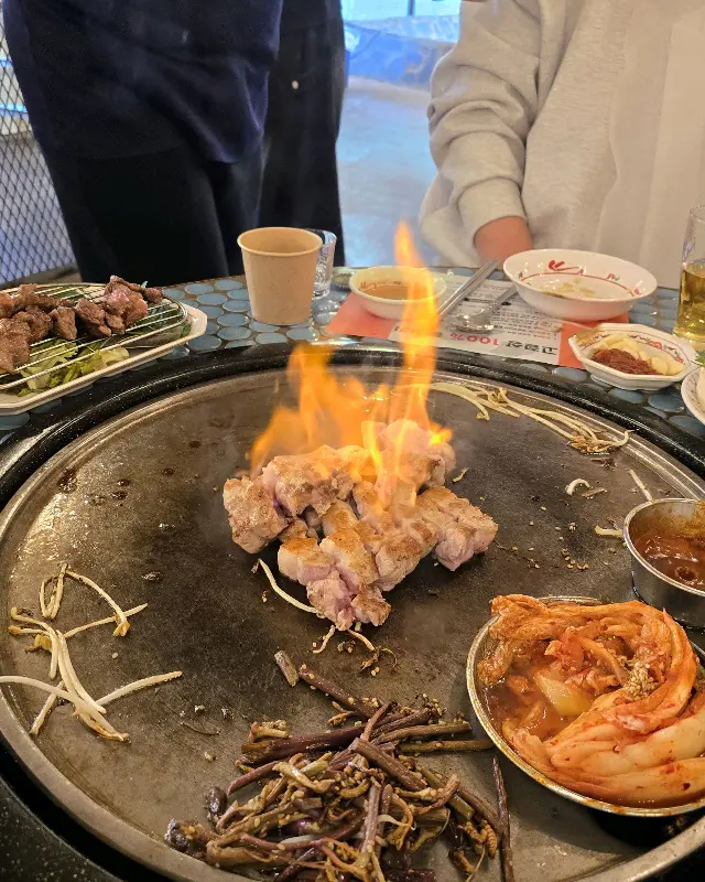 불쇼와 함께 구워지는 고기