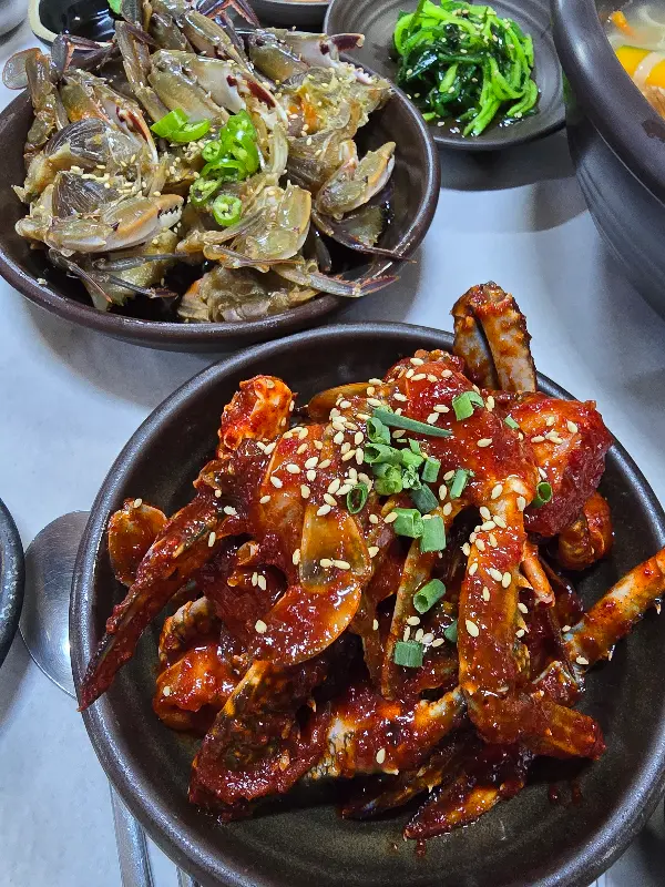 윤기가 흐르는 간장게장과 양념게장의 모습