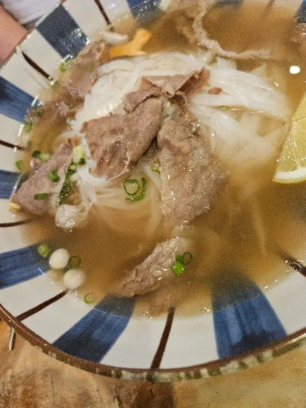 레몬 조각이 올려진 쌀국수