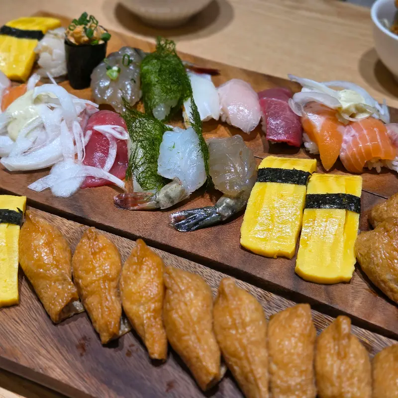 여러 종류의 초밥이 담긴 접시