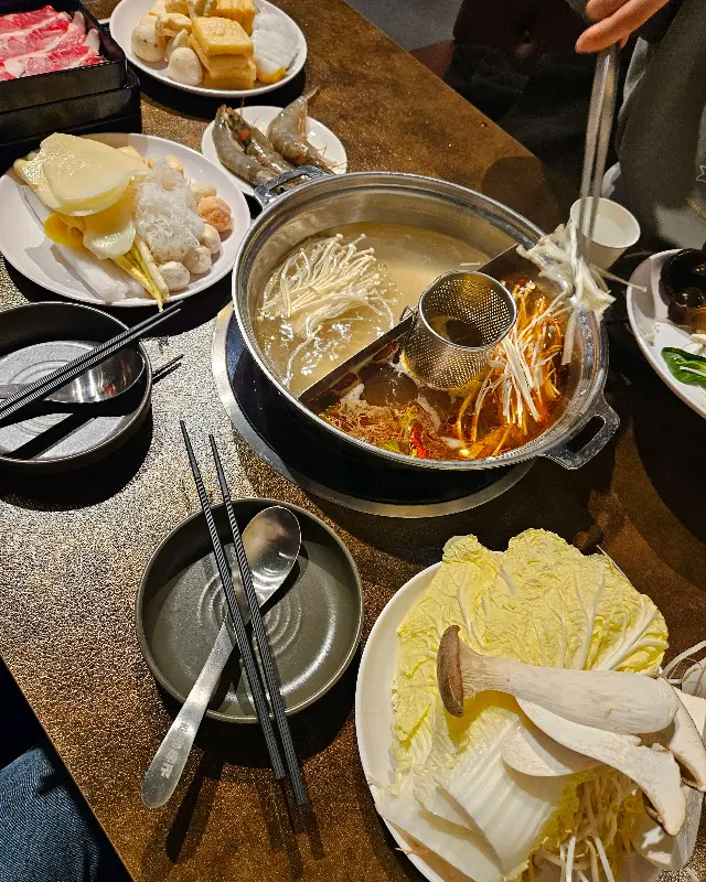 훠궈를 즐기는 모습