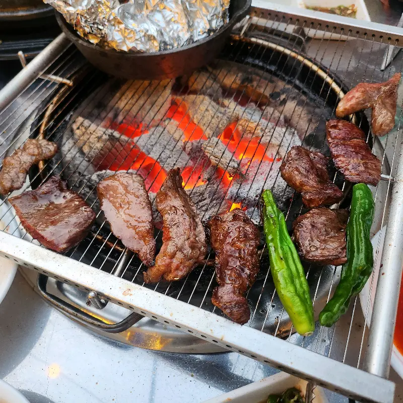 숯불 위에 익어가는 소고기