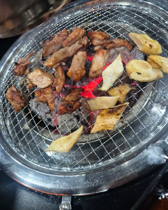 숯불 위에서 맛있게 익어가는 닭갈비와 닭목살