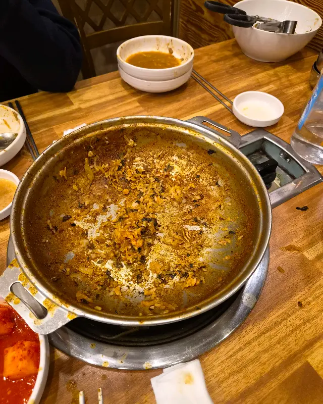 맛있게 비워진 감자탕 냄비