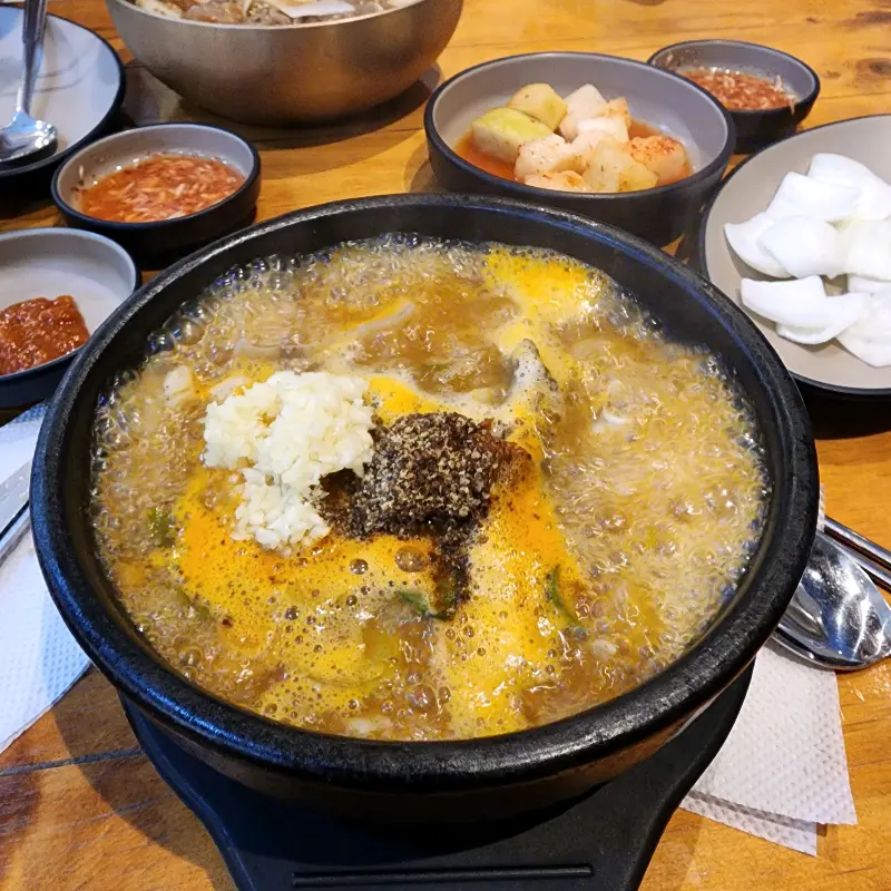 다진 마늘을 넣은 순대국