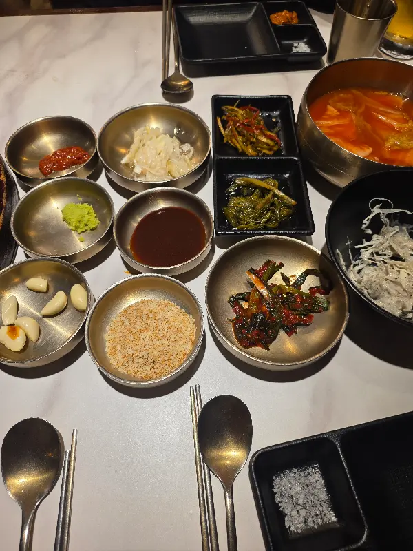 가헌생갈비의 푸짐한 밑반찬