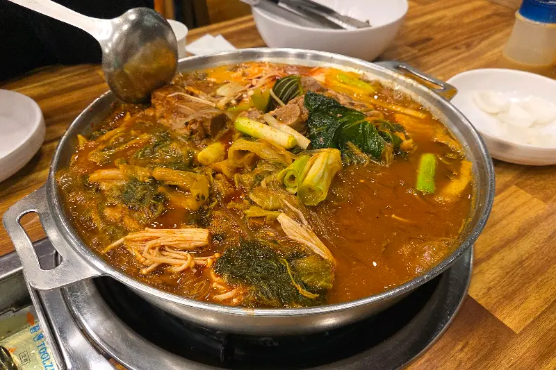 푸짐한 양과 다양한 채소가 인상적인 감자탕