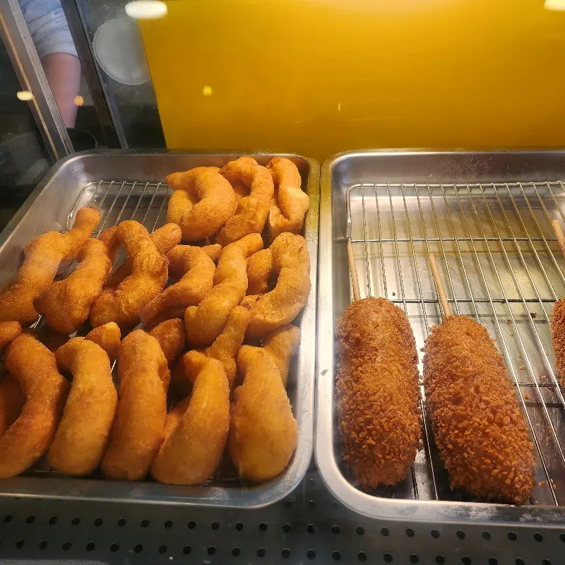 진열대 안의 꽈배기와 핫도그