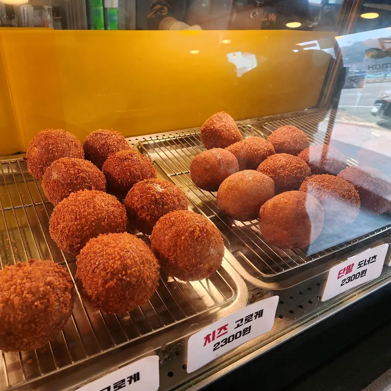 진열대 안의 먹음직스러운 치즈 고로케