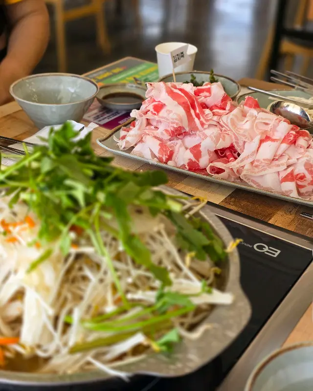 테이블 위에 놓인 샤브샤브 재료