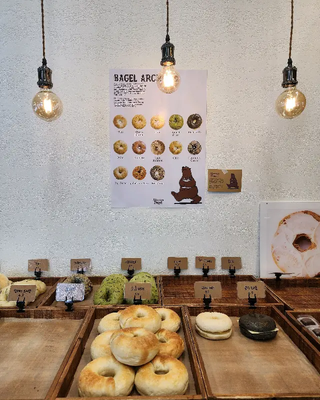 다양한 베이글이 진열된 모습