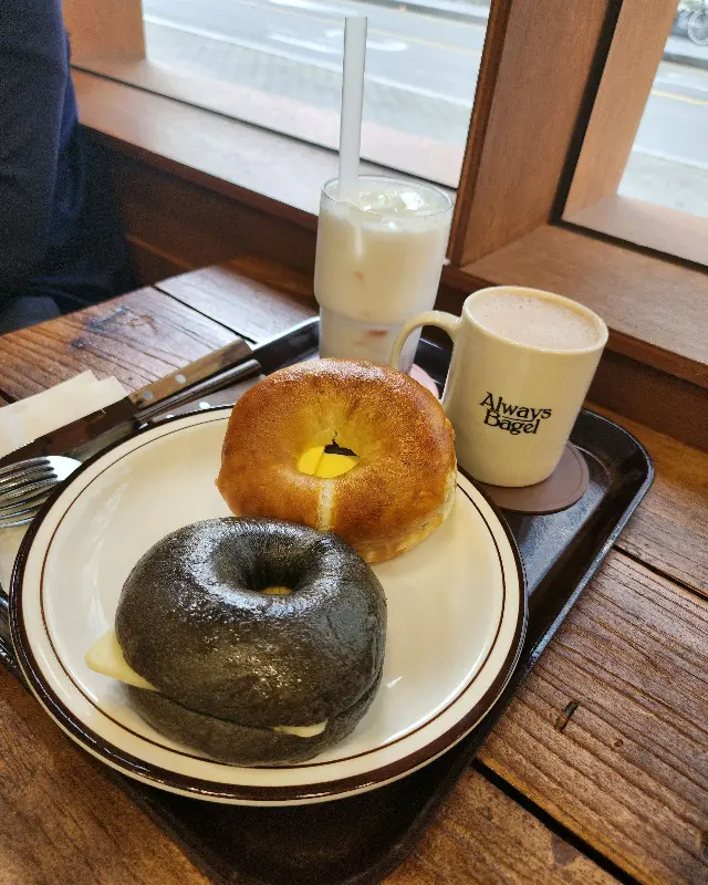 베이글과 음료가 함께 놓인 모습