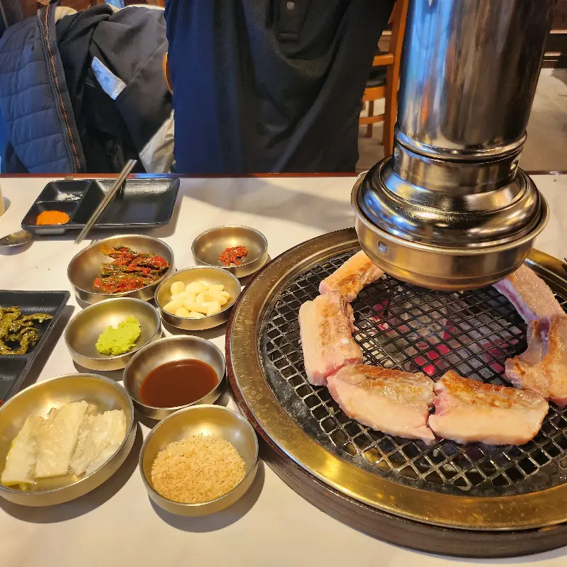 불판 위에서 익어가는 고기