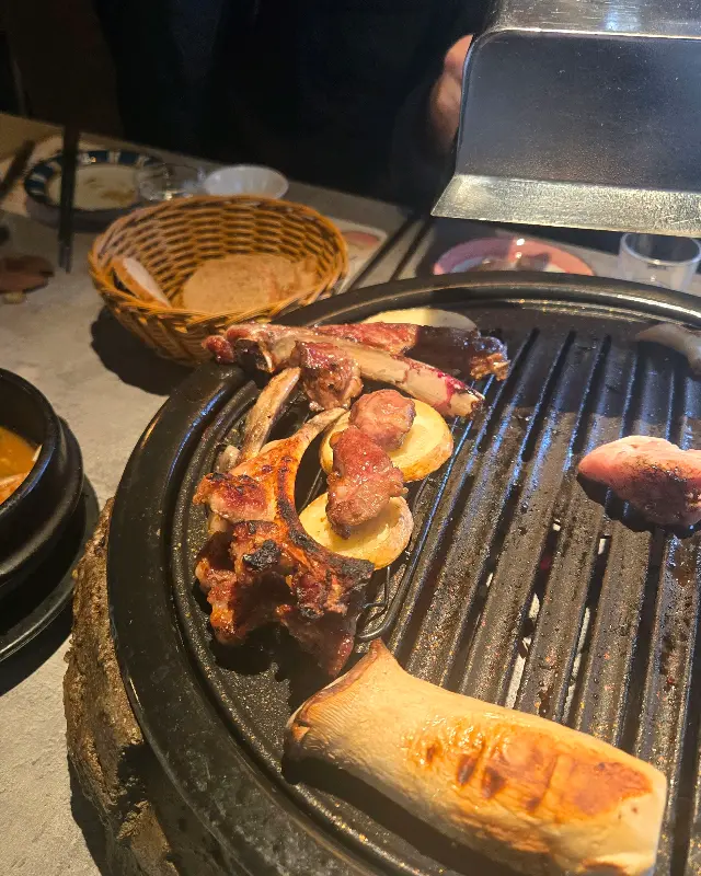 숯불 위에서 익어가는 양갈비