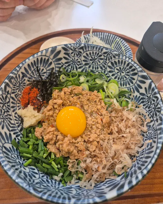 다채로운 고명이 인상적인 마제소바