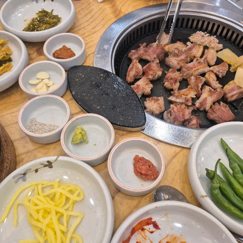 곁들여 먹는 반찬들