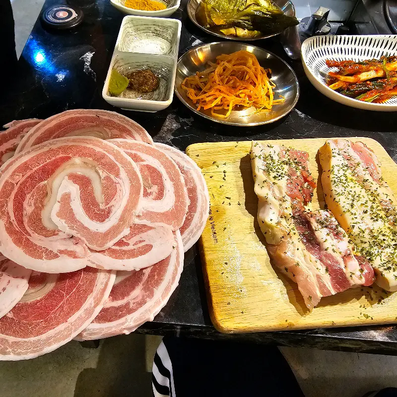 불판 위에서 맛있게 익어가는 삼겹살