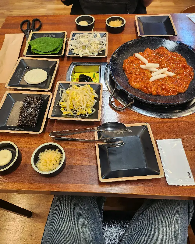 다양한 쌈 재료와 쭈꾸미 볶음