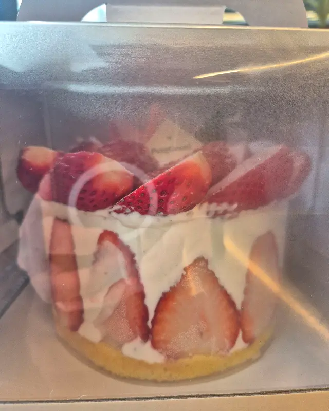 딸기가 듬뿍 올라간 케이크