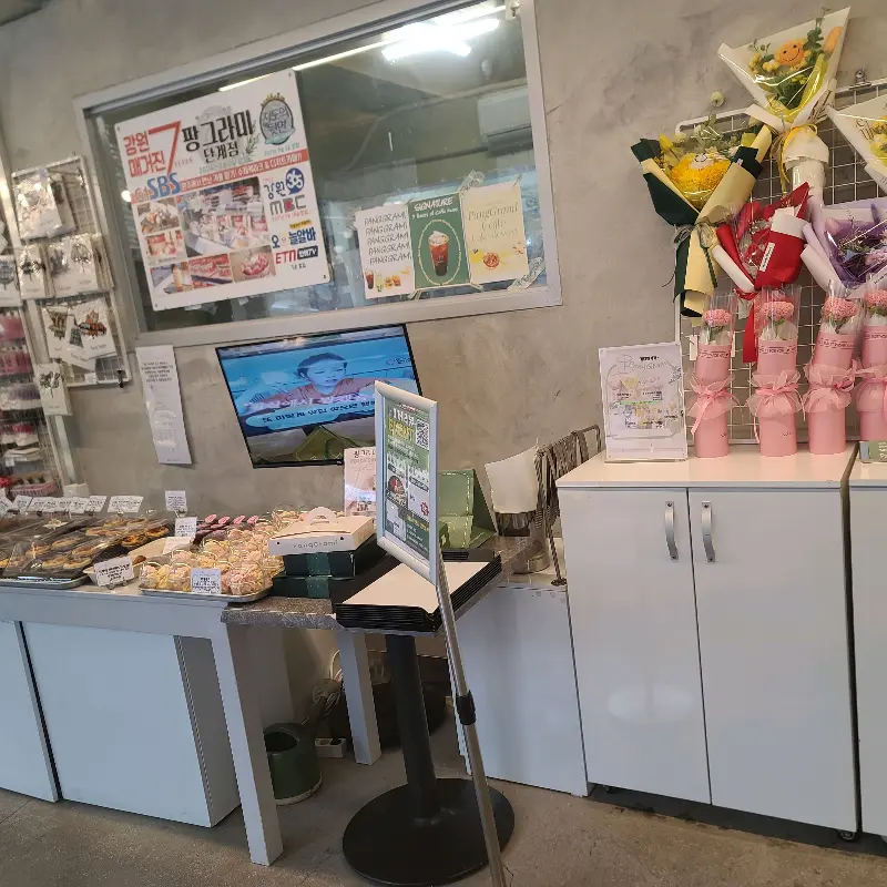 다양한 디저트와 꽃다발이 진열된 공간