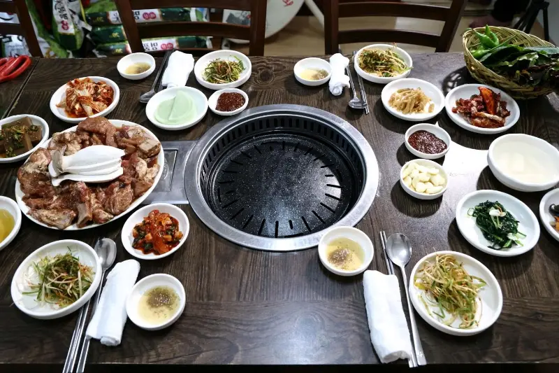 상다리가 휘어지도록 차려진 풍성한 한 상 차림