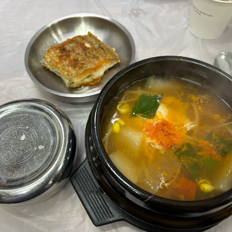 따뜻한 국물이 일품인 백반